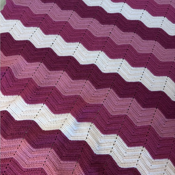 Hans Stitched Pink and White Chevron Blanket - Picture 3 of 3